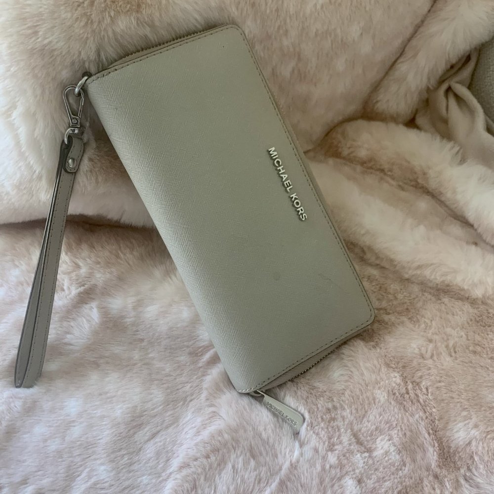 Michael Kors Jet Set Travel Wallet